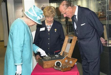 The Queen Hails Genius Of Alan Turing On Visit To Wwii Codebreaking