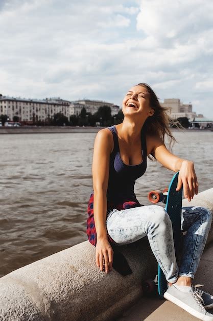Free Photo Beautiful Blonde Woman Posing With A Skateboard