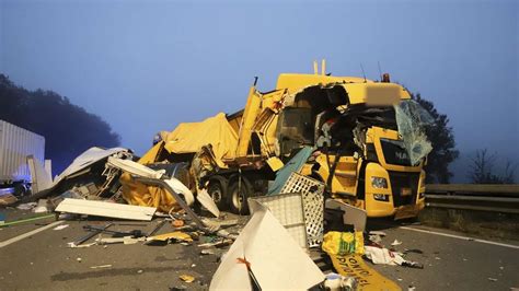 Lkw Unfall Auf Der A1 Sperrung Zwischen Hamburg Und Bremen