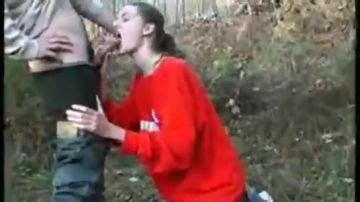 Jeune Femme Su Ant Une Bite En Plein Air Porn