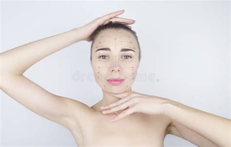 Une Fille Montre Des Lignes De Massage Sur Son Visage La Mannequin