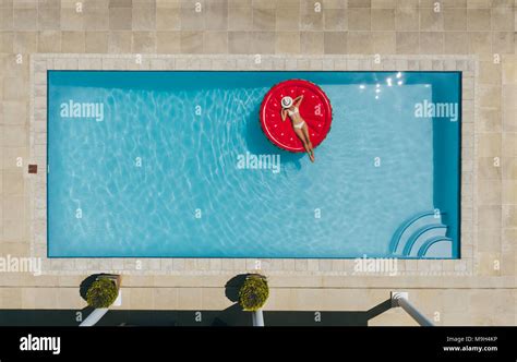 Vue A Rienne De Femmes En Bikini Allong E Sur Un Matelas Flottant Dans La Piscine Avec Son