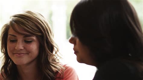 Sexy Lesbian Females Kissing Passionately In Nightclub Making Out Videos De Metraje En Stock