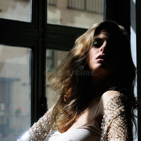 Het Meisje Dat Van De Blonde Zich In Landelijke Weg Bevindt Stock Afbeelding Image Of Elegant