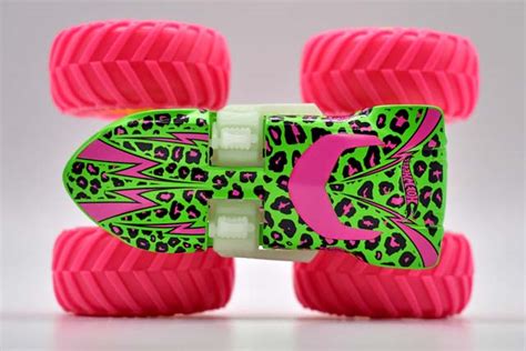 MONSTER TRUCKS GLOW IN THE DARKのTWIN MILLのレビューあの頃に帰りたくなるモントラ HYK Hot Wheels 情報まとめ ホット