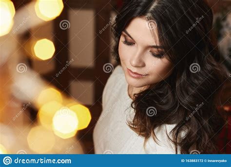 Chica Modelo De Brunette Con Maquillaje Moderno Y Piel Suave Perfecta Posando Con Los Ojos