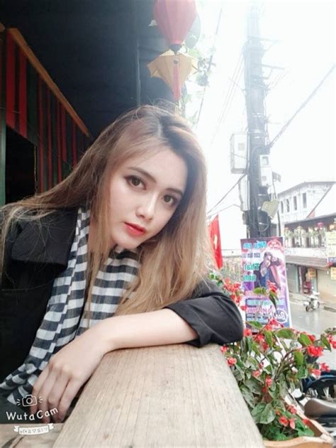 Hot girl World Cup bị ném đá với bình luận ngô nghê