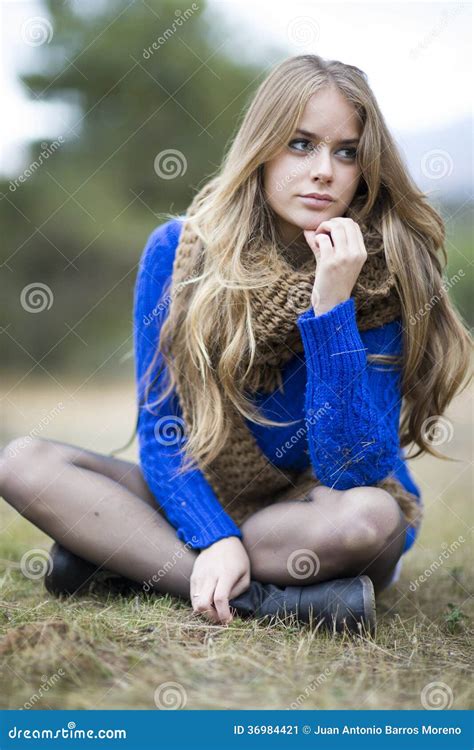 Portrait D Une Jeune Femelle Blonde Sur Le Champ Belle Femme Image Stock Image Du Beau
