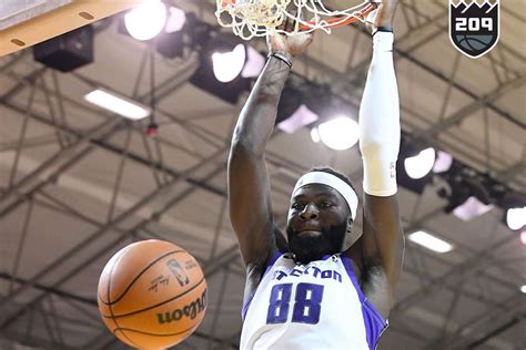 Neemias Queta Soma 31 Pontos E 12 Ressaltos Na G League Da NBA