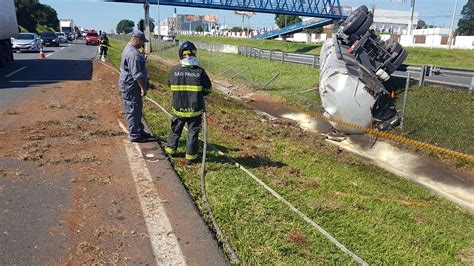 Motorista embriagado tomba caminhão bitrem carregado óleo diesel em