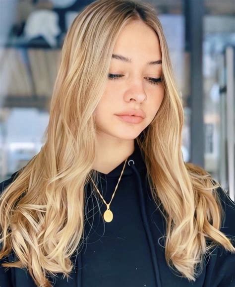 Madelyn Cline Cameron Hair Dirty Blonde Hair Blonde Hair Looks