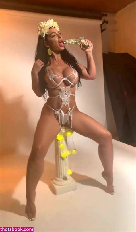 Regardez Nadine Kerastas Milf Wearing Sexy Lingerie Hot Photoshoot