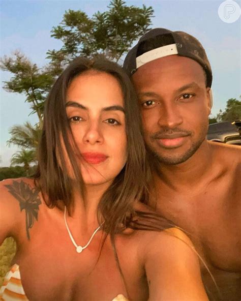 Carol Peixinho reúne fotos Thiaguinho e expõe momentos de romance