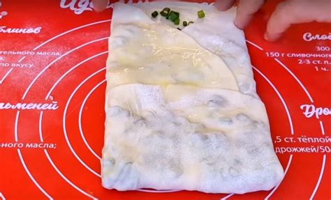 Складываем края лепешки к середине, каждый край смазываем сливочным ...
