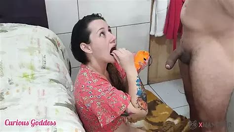 Diosa curiosa puta milf masturba su coño peludo y su gran culo en