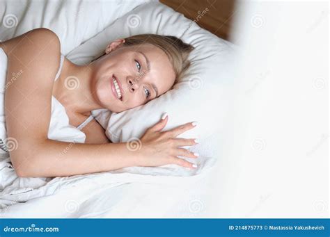 Belle Jeune Femme Blonde Se Réveillant Le Matin Dans Un Lit Blanc Image stock Image du beauté