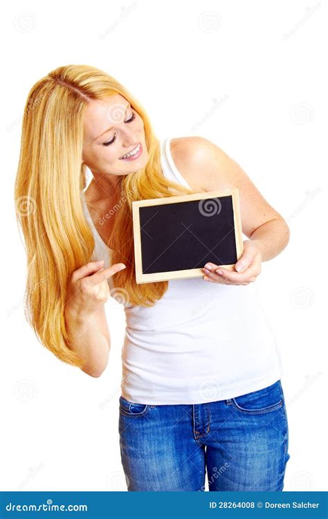 Femme Blonde Avec Un Tableau Noir Photo Stock Image Du Satisfait Joyeux