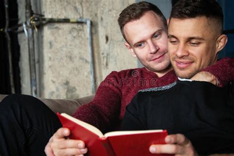 Joven Pareja Gay Feliz Casarse En La Iglesia Imagen de archivo Imagen de iglesia inglés