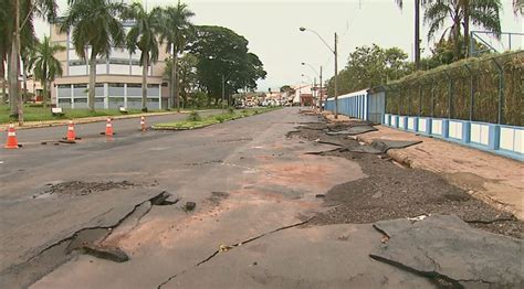 Temporal alaga casas e comércios e destrói avenida de Batatais SP