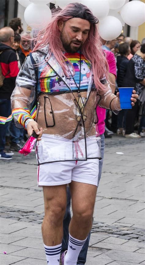 En Hårig Man Med En Rosa Peruk Som Deltar I Gay Pride Ståtar Också Bekant Som Christopher