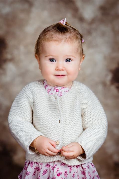 Portrait De Belle Petite Fille Blonde De Sourire Avec De Grands Yeux Gris Image Stock Image Du