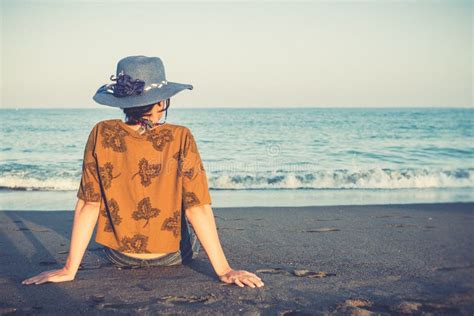 Frau Im Bikini Im Urlaub Sitzt Auf Dem Strand Im Sommer Stockbild Bild Von Wasser Entspannung