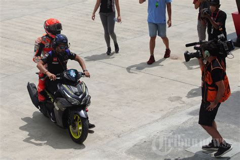 Marc Marquez Usai Jatuh Pada Sesi Pemanasan MotoGP Foto 2 1917469