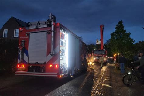 Brandweer Blust Brandende Schoorsteen Van Woning In Eindhoven