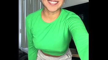 fitbelenalf muestra sus pezones súper duros a través de su camisa XVIDEOS