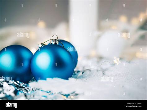 Decoraciones navideñas blancas y azules sobre fondo plateado Burbujas