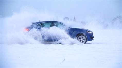 Winter Fahren Blaue Auto F Hrt Durch Eisige Strecke Auf Schneebedeckten