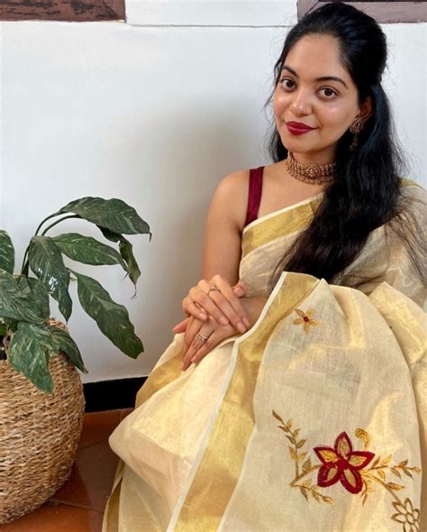 Actress Ahaana Krishna Onam Look See Pics സെറ്റും മുണ്ടും ഉടുത്ത്