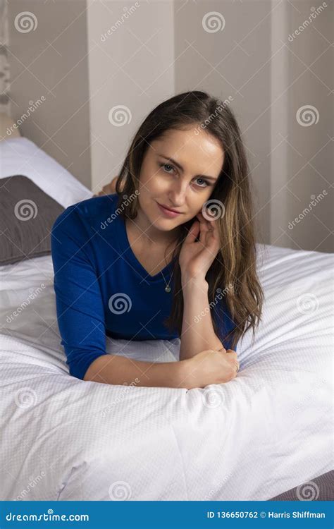 Brunette Im Blau Stockfoto Bild Von Sch N Jung Blau