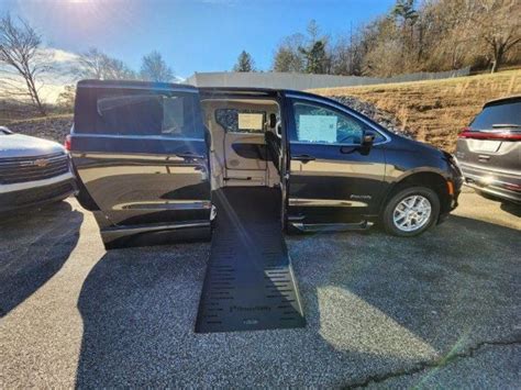 2022 Chrysler Voyager BraunAbility Chrysler Entervan XT Total