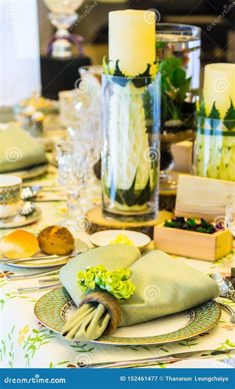 Concepto De Lujo Del Ajuste De La Tabla De Cena Del Banquete De Boda