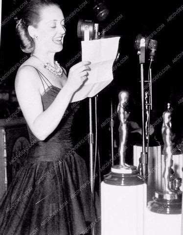 Bette Davis announcing at the Academy Awards 8b20-16269 – ABCDVDVIDEO