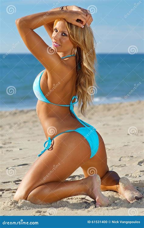 Seksowna dziewczyna bikini zdjęcie stock Obraz złożonej z piękny