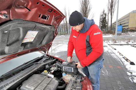 Awaryjny rozruch auta test boosterów Magazyn Auto