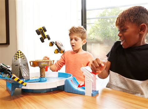 Ripley Set Hot Wheels Monster Trucks Lucha Contra Tibur N