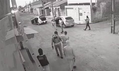 Novo vídeo mostra grupo encapuzado invadindo casa antes de execução em