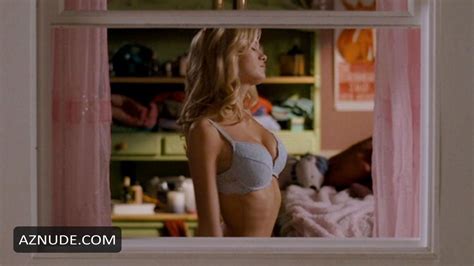 SARA PAXTON Nude AZNude