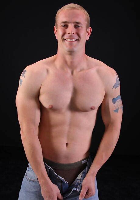 Bodybuilder Earl Get Naked And Showing His Ass In Hot Shower