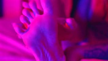 Chica latina se chupa los dedos de los pies sexys con masturbación XVIDEOS