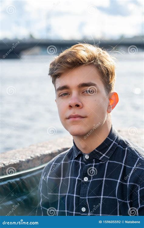 Portret Van Jonge Man Brunette Met Donker Haar Kaukasisch Sluiting Van Een Man Jongen Man