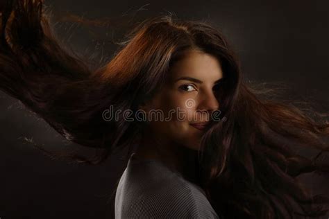 Mooie Brunette Meid In Een Retro Aviator Kostuum Met Oude Camera Stock Afbeelding Image Of