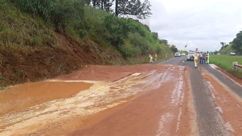 Queda De Barreira Interdita Rodovia Luiz De Queiroz Em Piracicaba