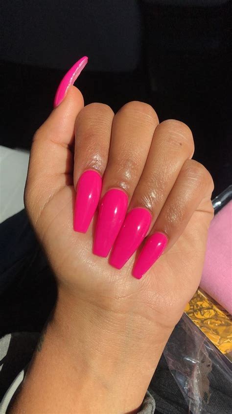 𝐏𝐢𝐧 𝐛𝐫𝐚𝐭𝐬𝐝𝐨𝐥𝐥𝐬🦋 Pink Acrylic Nails Pink Nails Long Acrylic Nails