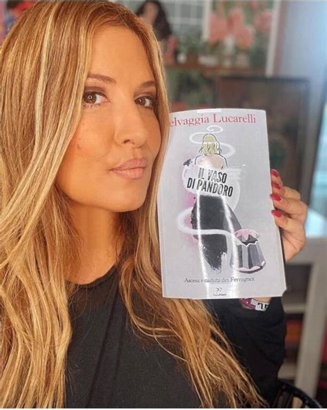 Il Vaso Di Pandoro Il Libro Di Selvaggia Lucarelli Che Demistifica Il