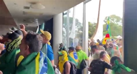 Manifestantes Invadem Congresso Planalto E Stf Di Rio Da Jaragu