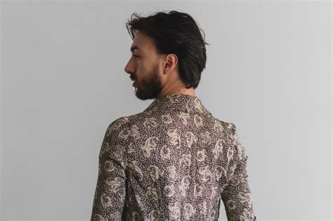 Jeune Homme Gay Latin Queer Tournant Le Dos De Profil Avec Un Regard Fier Sur Son Visage Photo